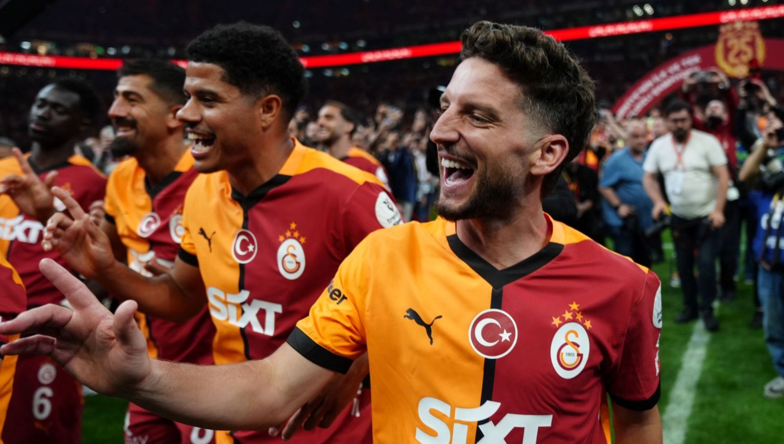 Galatasaray’a veda eden Dries Mertens kararını resmen açıkladı: Yeni takımı beklenirken sürpriz