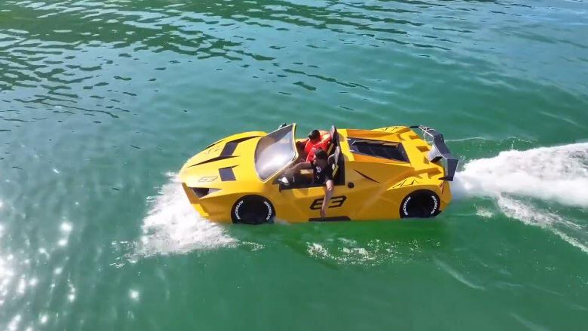 Gölde ‘Lamborghini’ sürdü: Sürat tekneleri lüks otomobile dönüştü