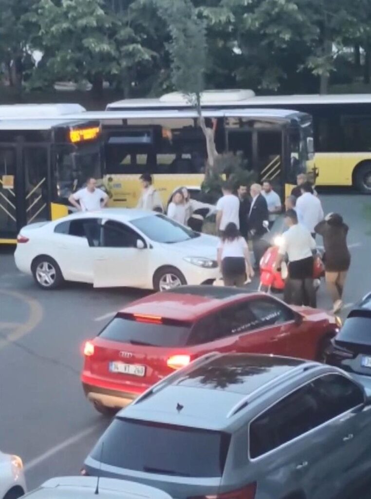kadinlarin-trafikte-park-kavgasi-0-yE3DpwTi.jpg