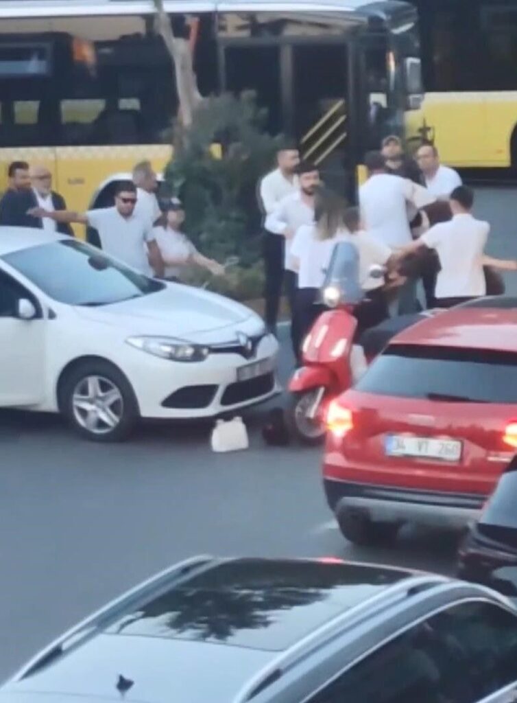 kadinlarin-trafikte-park-kavgasi-1-GLn4O2Fk.jpg