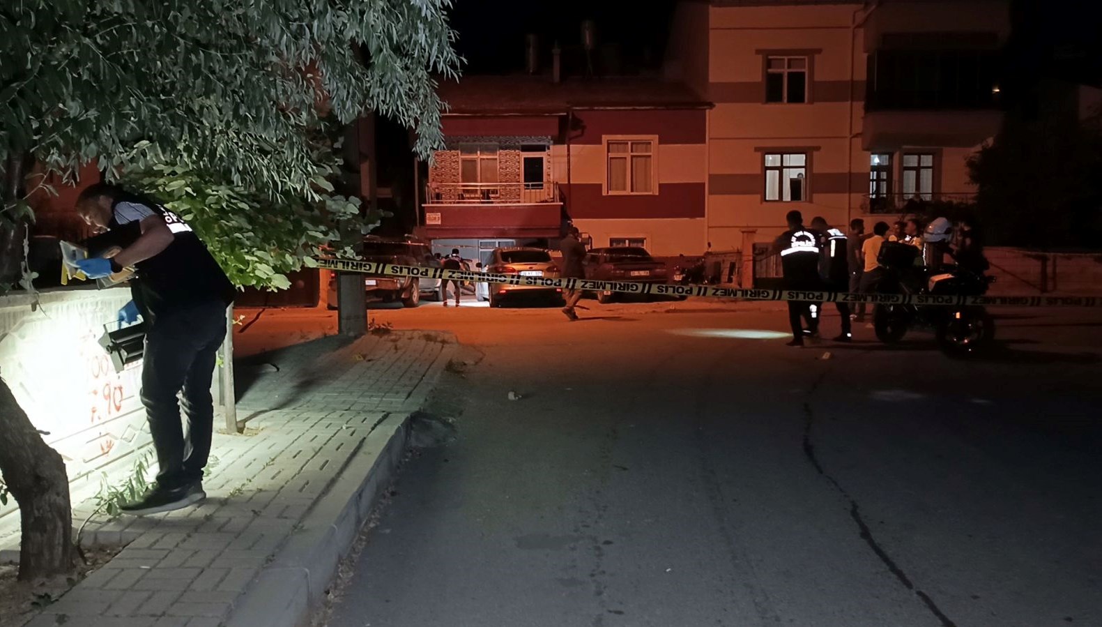 Kız arkadaşının babasını ve ağabeyini silahla vurdu
