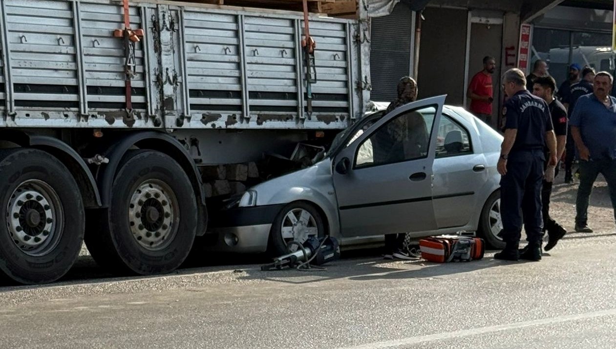Otomobil tıra arkadan çarptı: 1 ölü, 1 yaralı