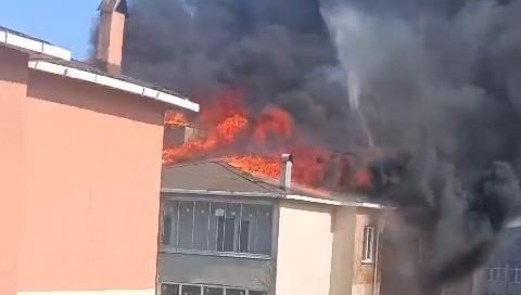 Silivri’de korkutan yangın: 5 katlı binanın çatısı yandı