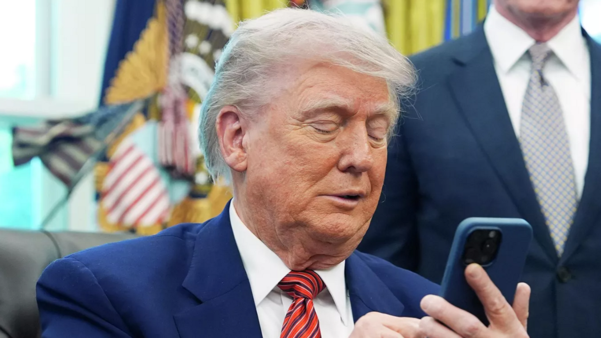 ‘Trump, güvenlik tehditlerine rağmen kişisel akıllı telefonuyla iletişim kuruyor’