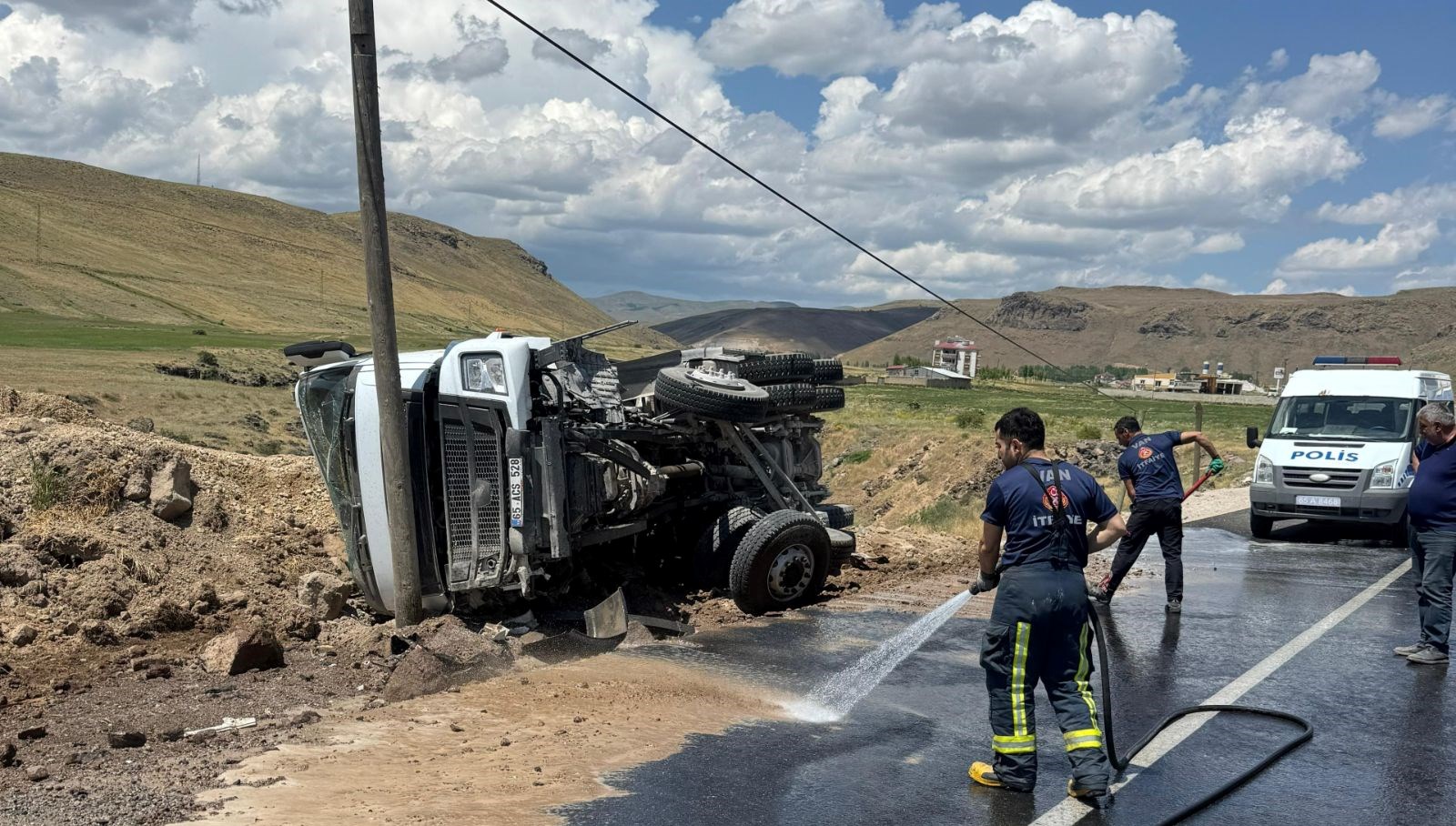 Van’da kum yüklü tır devrildi