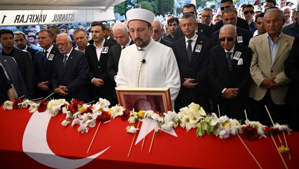 altan-oymen-son-yolculuguna-ugurlandi-85sed5zK.jpg