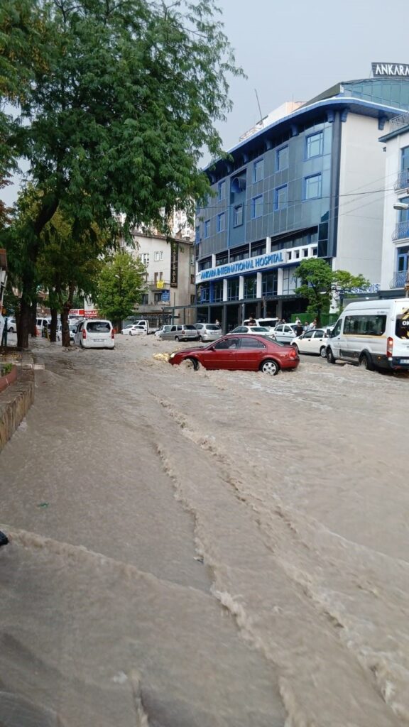 ankarada-saganak-yagis-sel-arabalari-surukledi-4-i77J3W6m.jpg