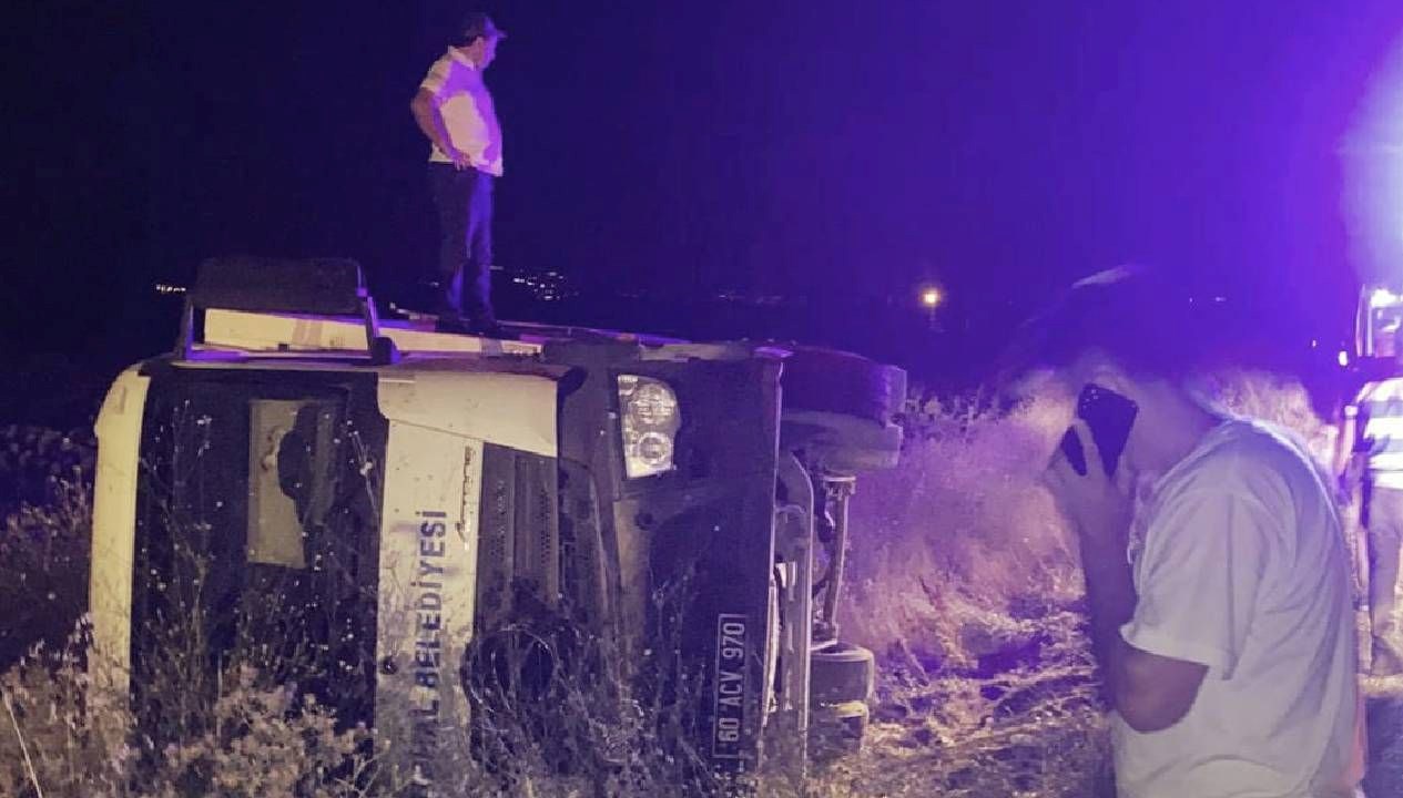 Çöp kamyonu şarampole devrildi, 3 kişi yaralandı