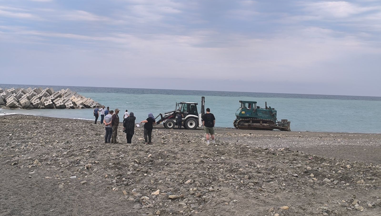 İş makinesi sahilde güneşlenen kadını ezen operatör tutuklandı