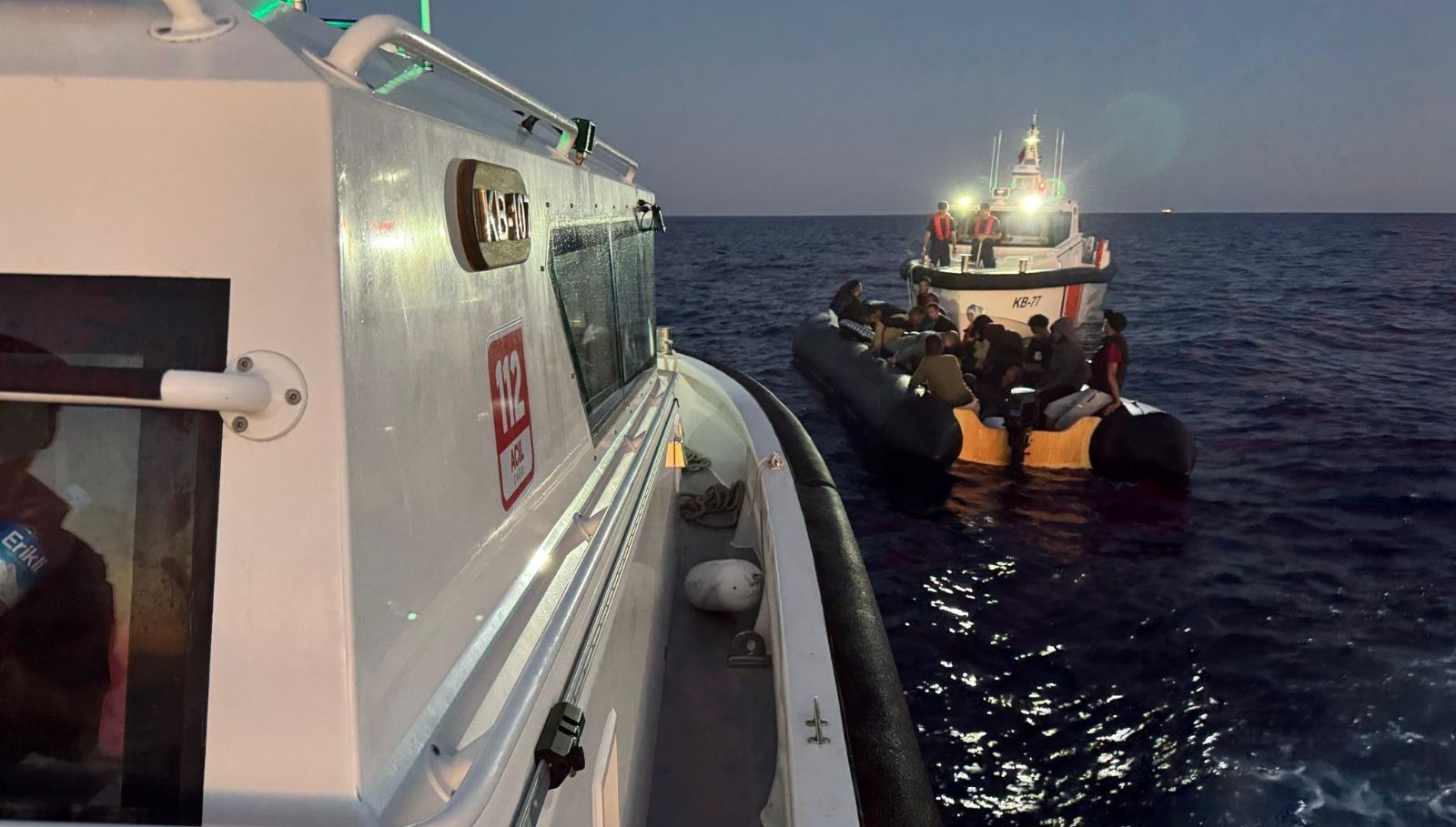 İzmir açıklarında 89 göçmen yakalandı