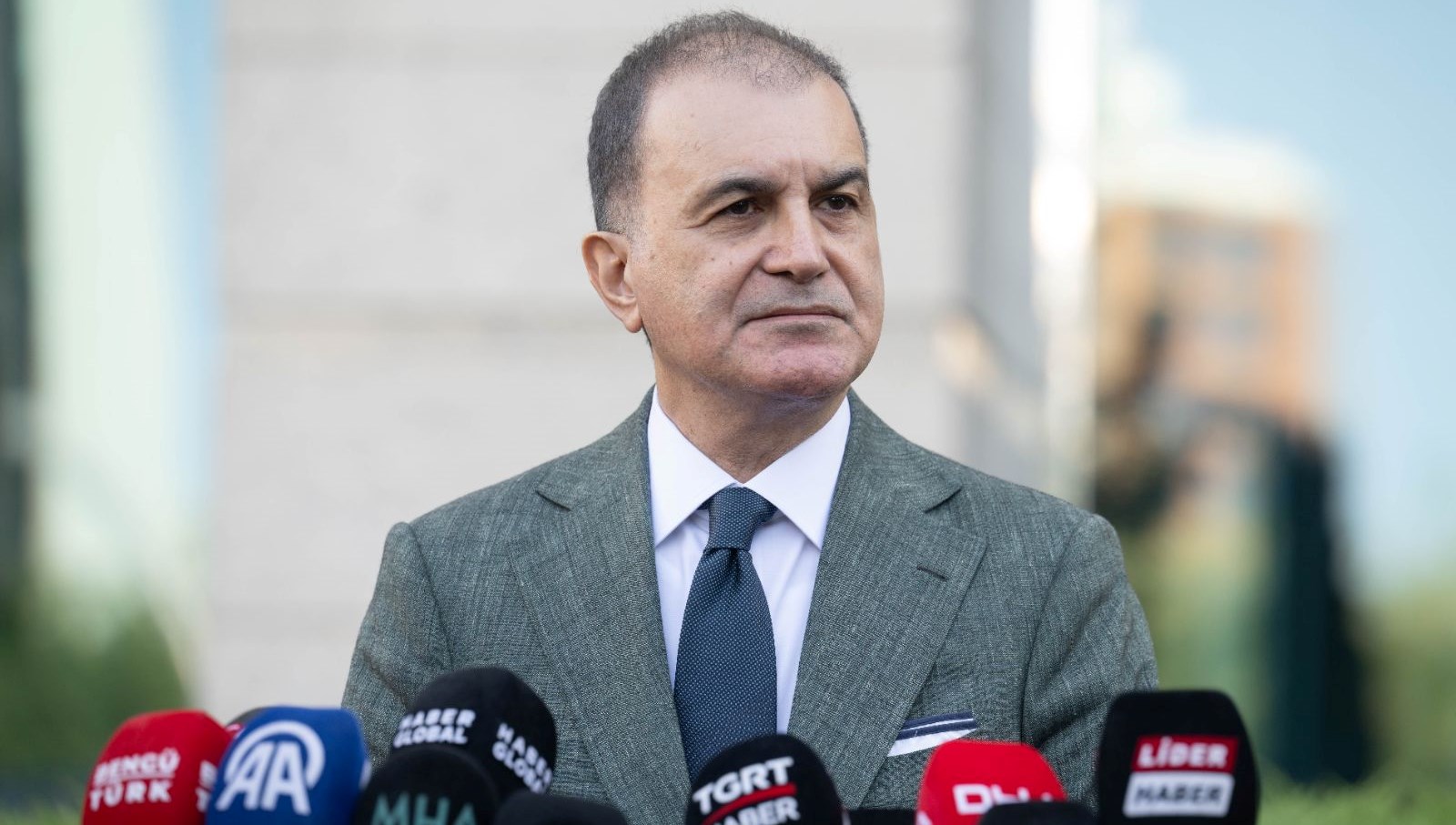 Ömer Çelik’ten Özel’e tepki: Meşru demokratik alanı tehdit eden sözleri yok hükmündedir