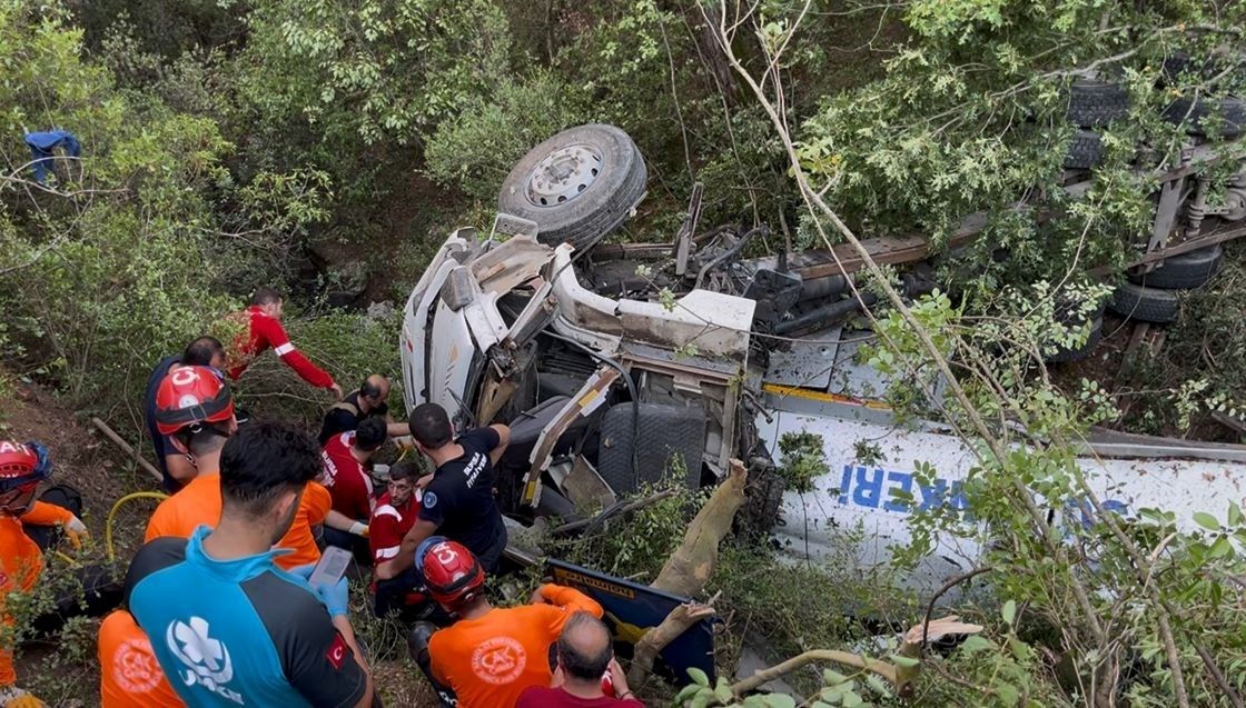 Orman yangınını söndürmeye giden tanker uçuruma yuvarlandı: 1 ölü 2 yaralı