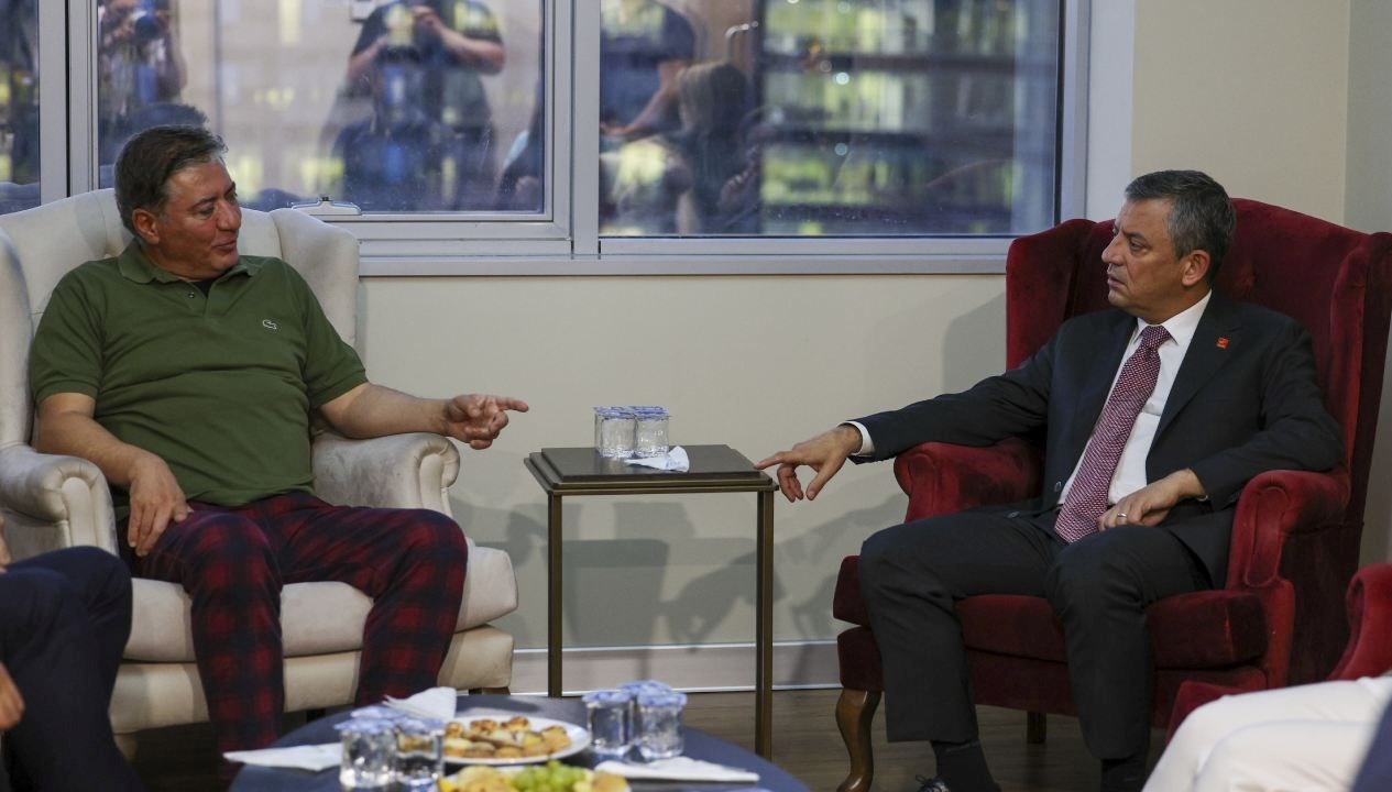 Özgür Özel, Murat Emir’i hastanede ziyaret etti