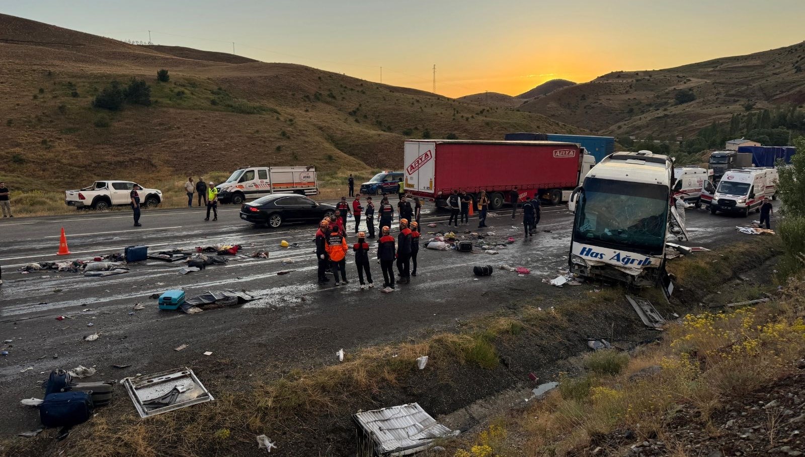 Sivas’ta yolcu otobüsü devrildi: 4 kişi öldü, 33 kişi yaralandı