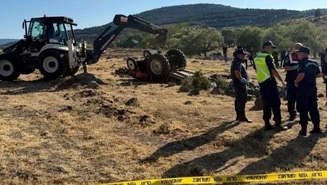 Tarlada devrilen traktörün altında kalan çift hayatını kaybetti