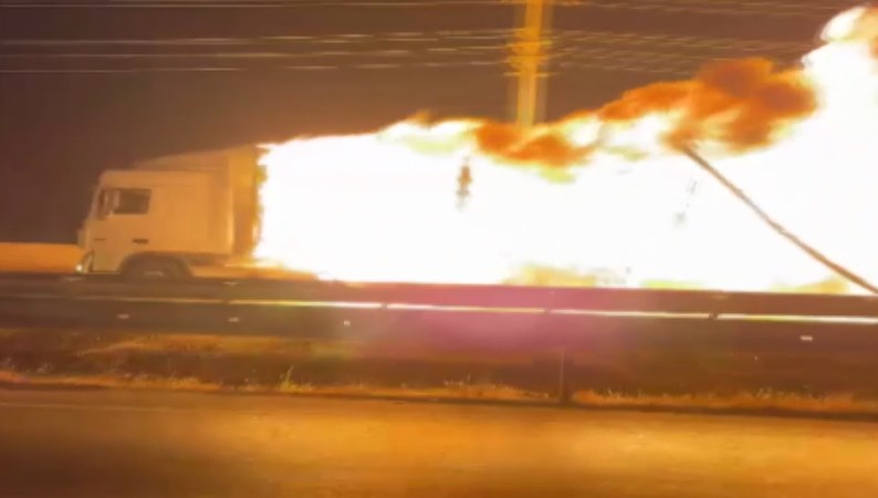 Freni patlayan TIR yanarak 8 kilometre gitti