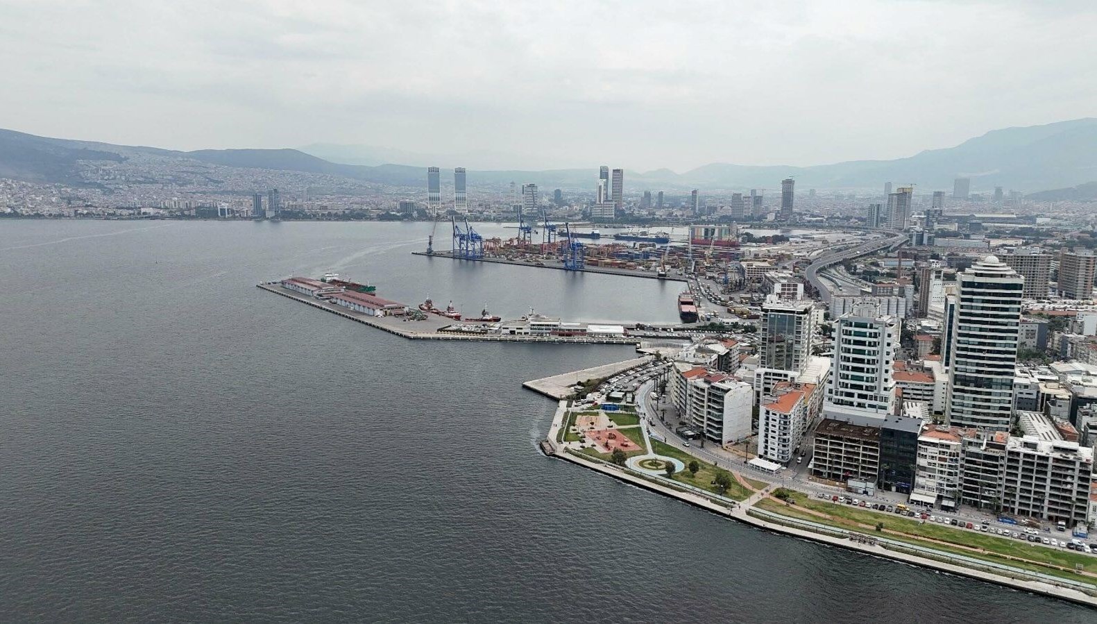 İzmir Körfezi’nde pis koku çilesi: Sahilde yürüyemiyoruz