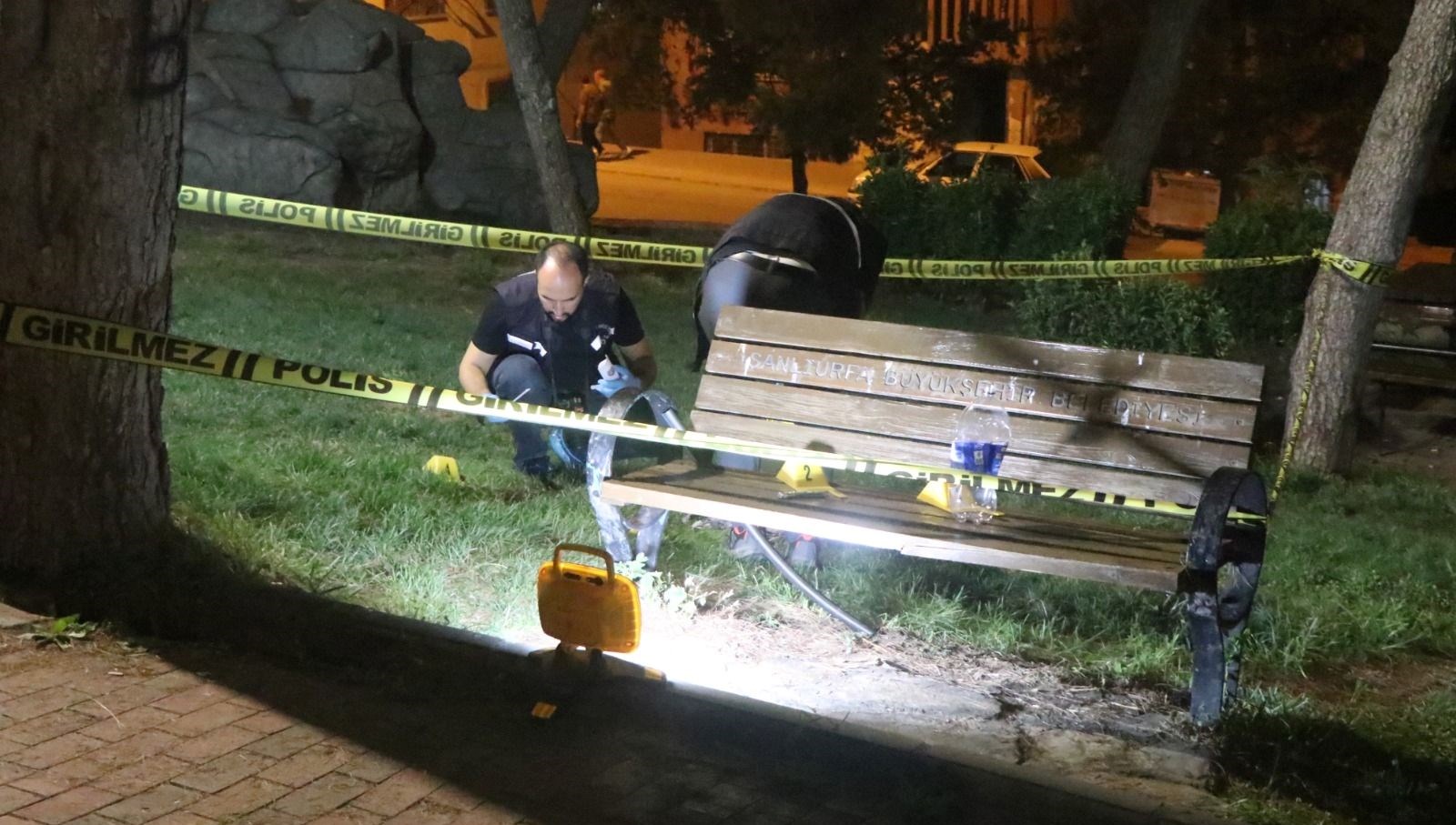 Parkta arkadaş gruplarının kavgası kanlı bitti