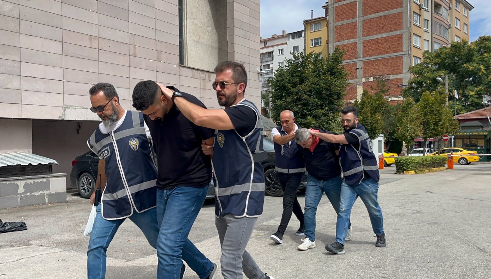 Ambulans kovalayan baba-oğul tutuklandı