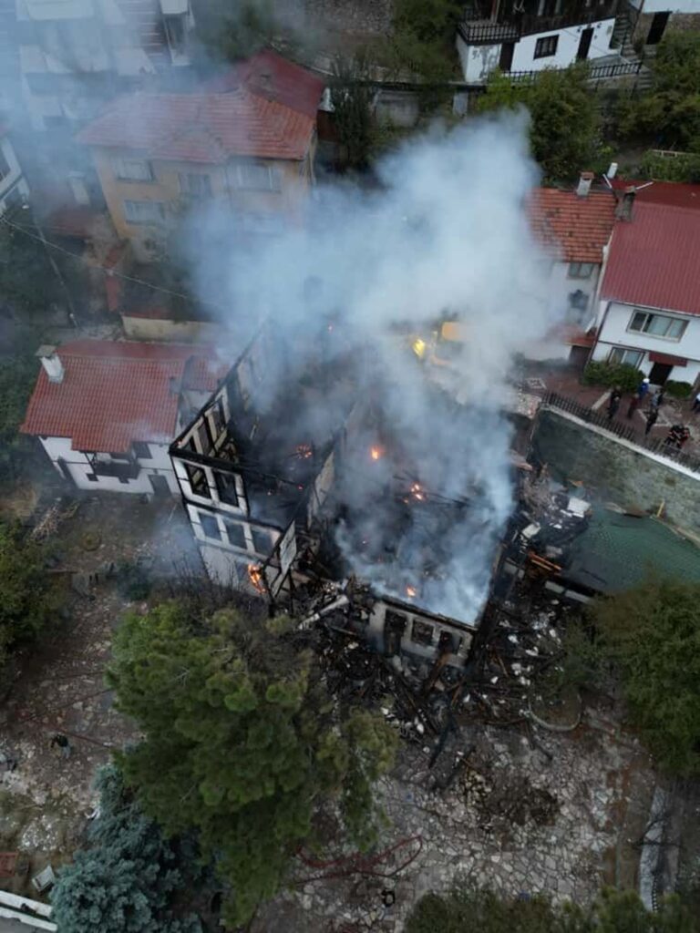 boluda-tarihi-keyvanlar-konaginda-yangin-5-MWxiCaz5.jpg
