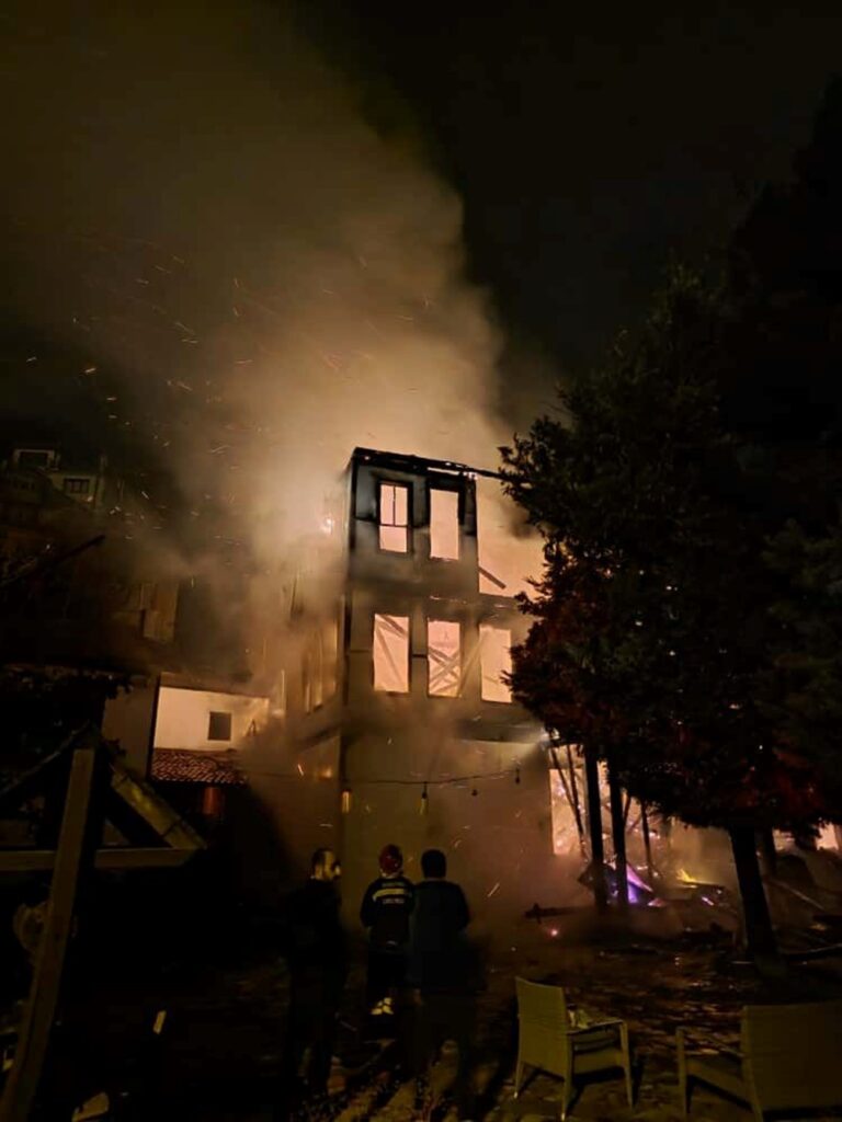 boluda-tarihi-keyvanlar-konaginda-yangin-8-sOG7FMSt.jpg