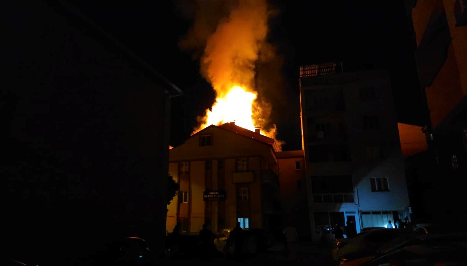 Bursa’da bina çatısında yangın