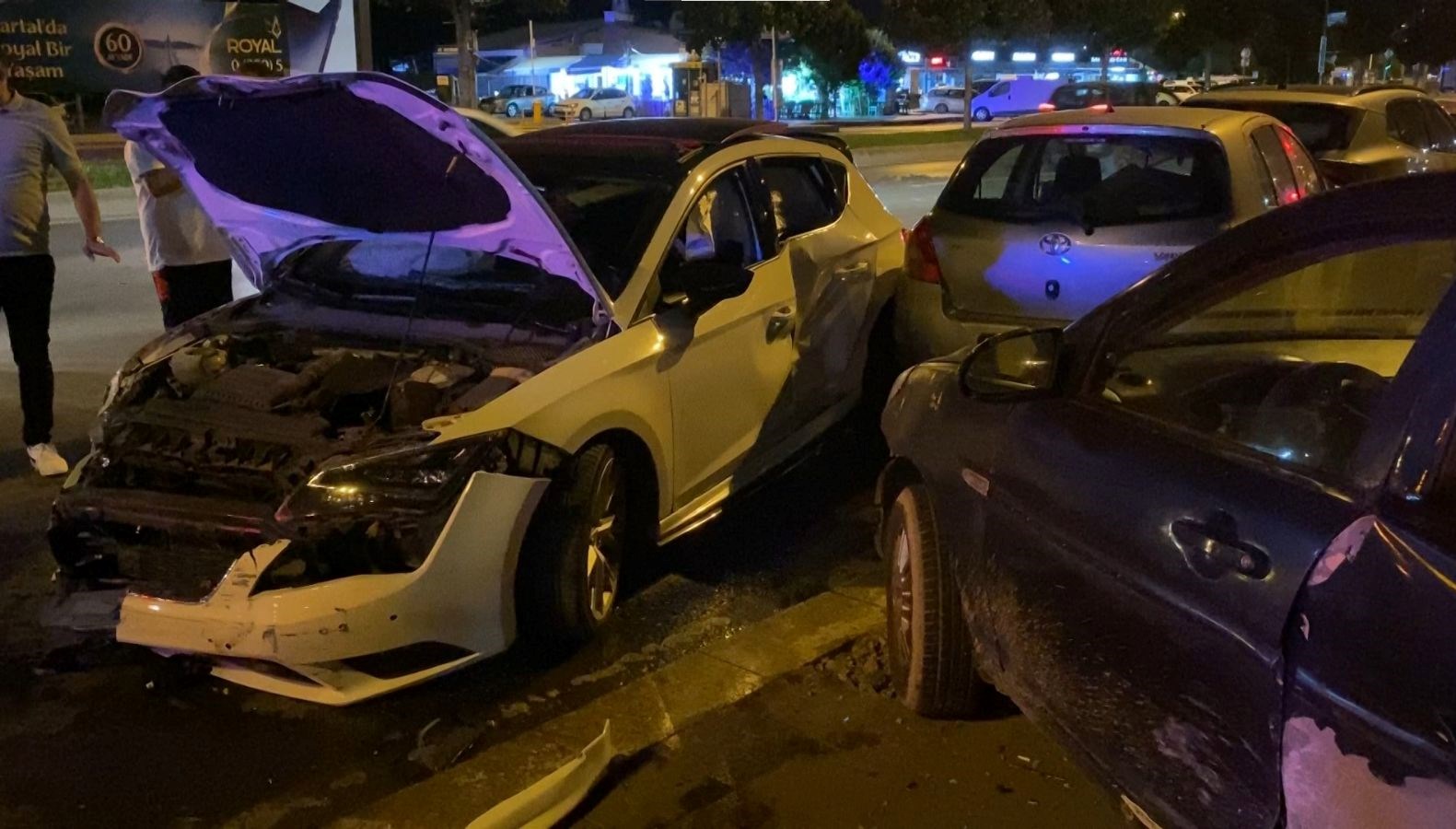 Kartal’da kontrolden çıkan araç dehşet saçtı: 2 yaralı
