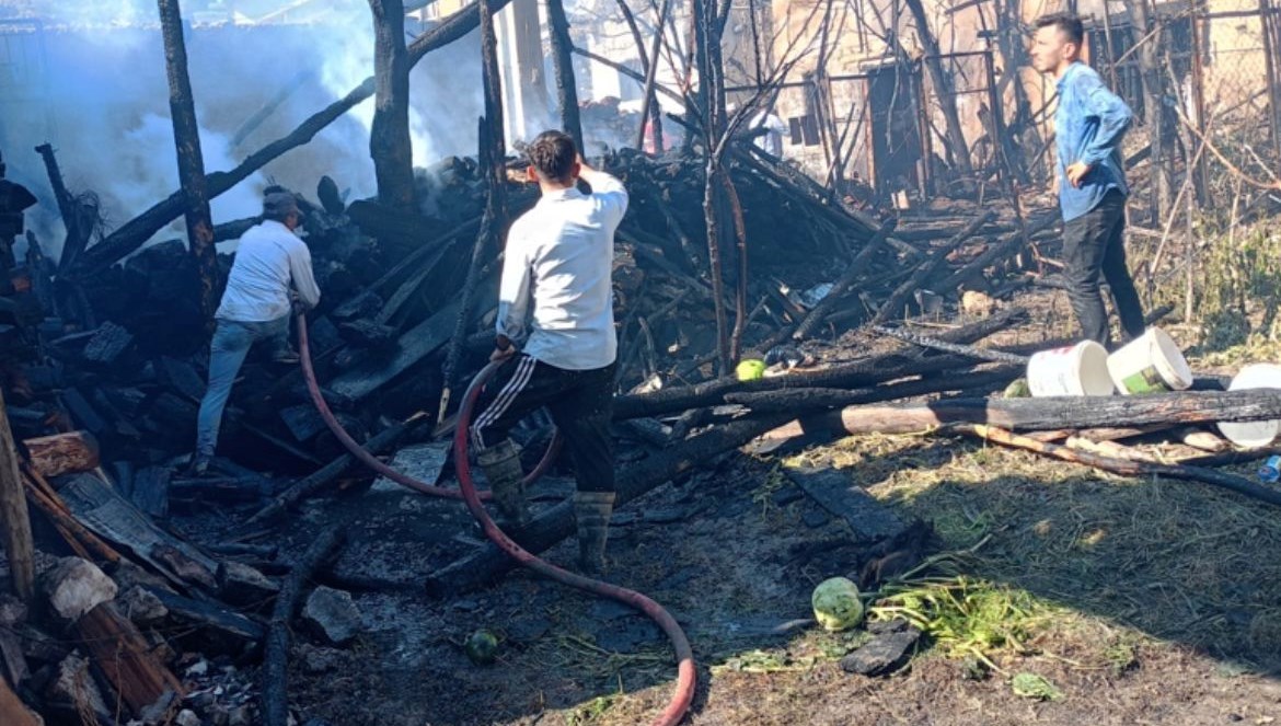 Kütahya’da otomobilde başlayan yangın, 3 evi kül etti