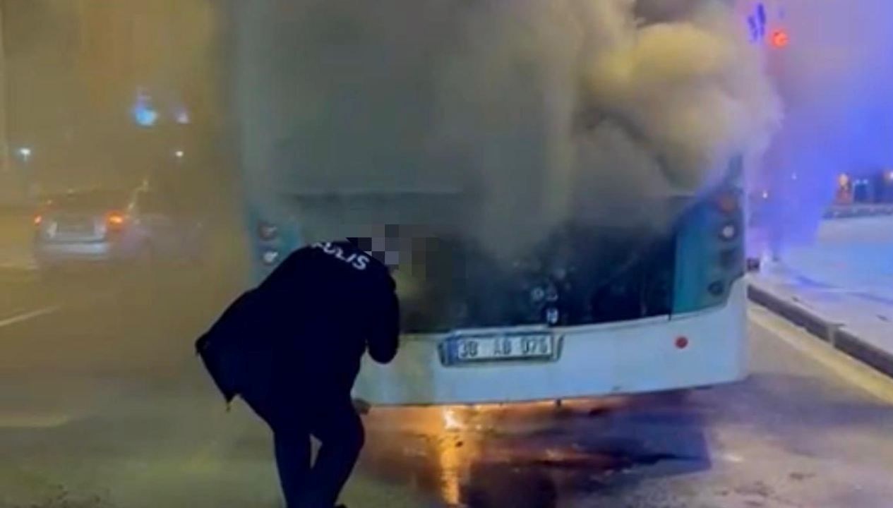 Otobüs yangınına polis müdahalesi