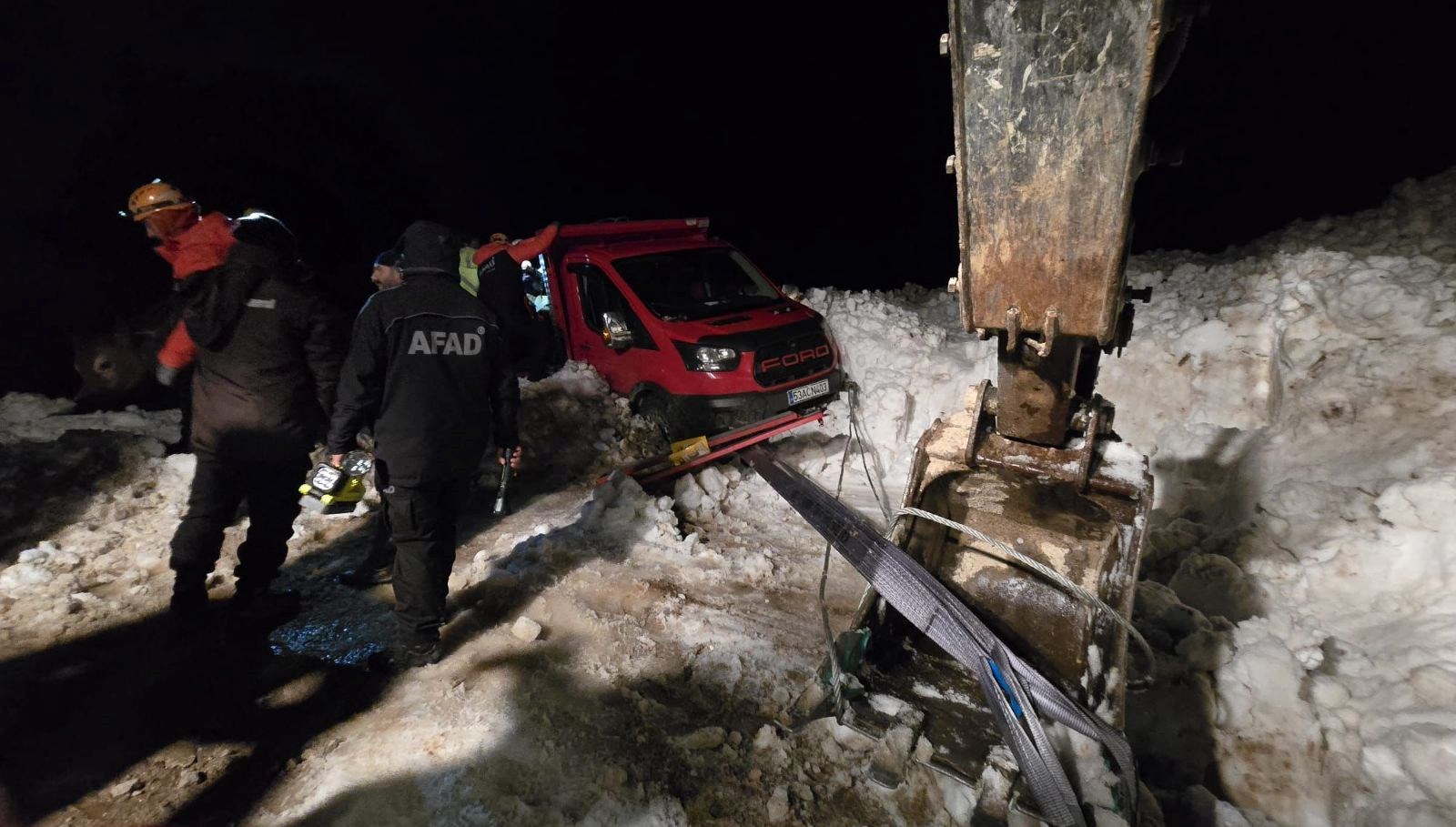 Yaylada araçların üzerine çığ düştü: 15 vatandaş kurtarıldı