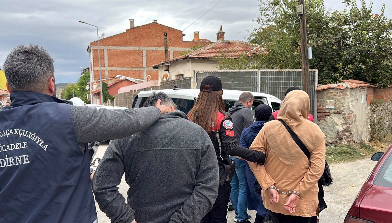 Aynı evden 15 kaçak göçmen ve 4 FETÖ şüphelisi çıktı