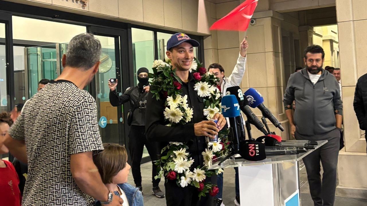 Dünya şampiyonu Toprak Razgatlıoğlu’na coşkulu karşılama