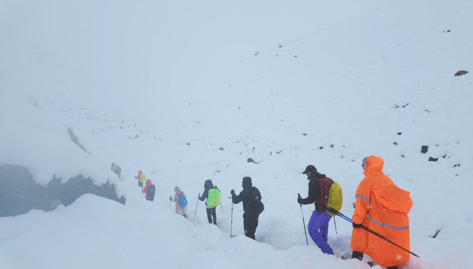 Everest’in doğusundaki kar fırtınası nedeniyle 1 kişi öldü