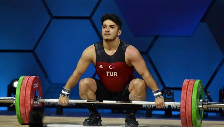 Furkan Özbek, rekor kırarak dünya şampiyonu oldu