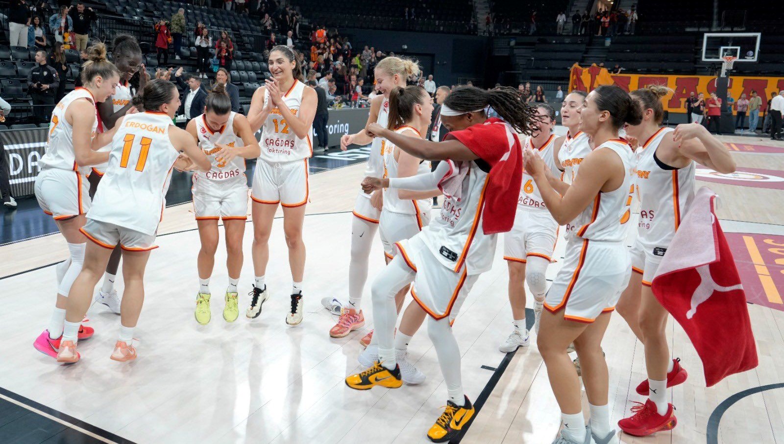 Galatasaray, Flammes Carolo Basket karşısında