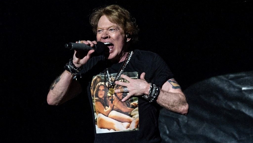 Guns N’ Rose solisti konserde Filistin bayrağı açtı