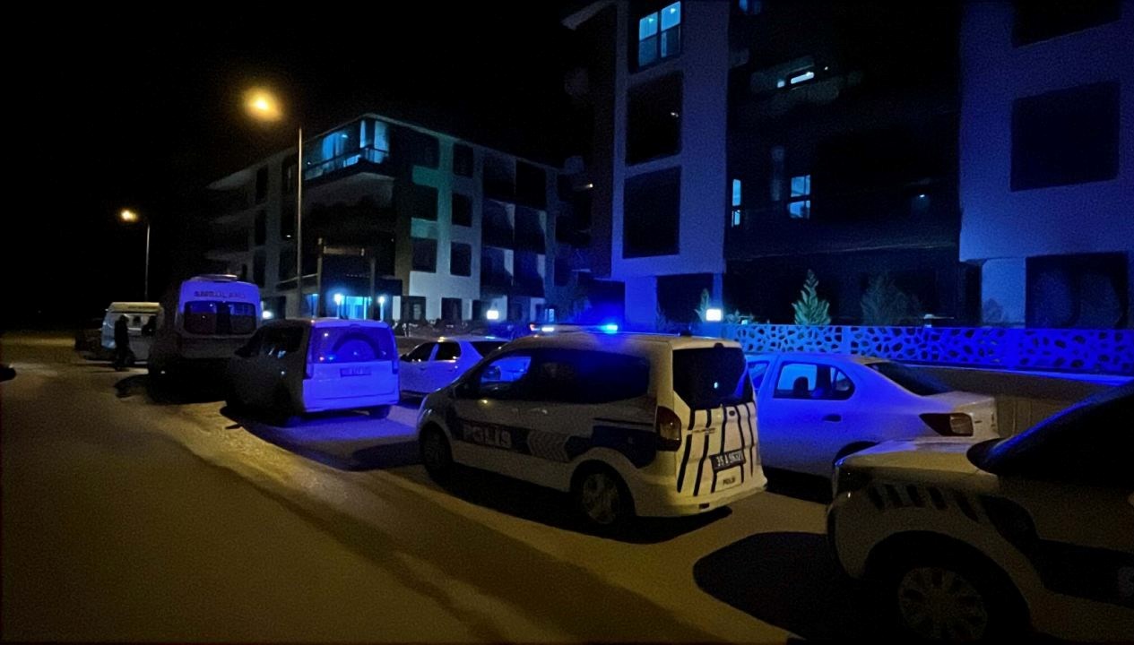 İzmir’de korkunç olay: Anne, baba ve oğulları evde ölü bulundu