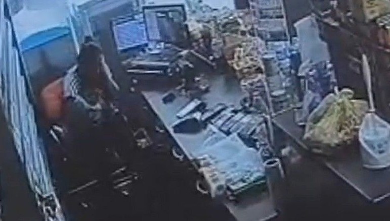 Manisa’da eski eş dehşet saçtı: Kucağındaki bebeğe aldırmadan defalarca bıçakladı