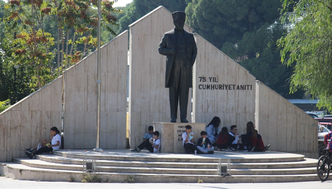 Okul yemekhanesine alınmayan öğrenciler yemeklerini sokakta yiyor