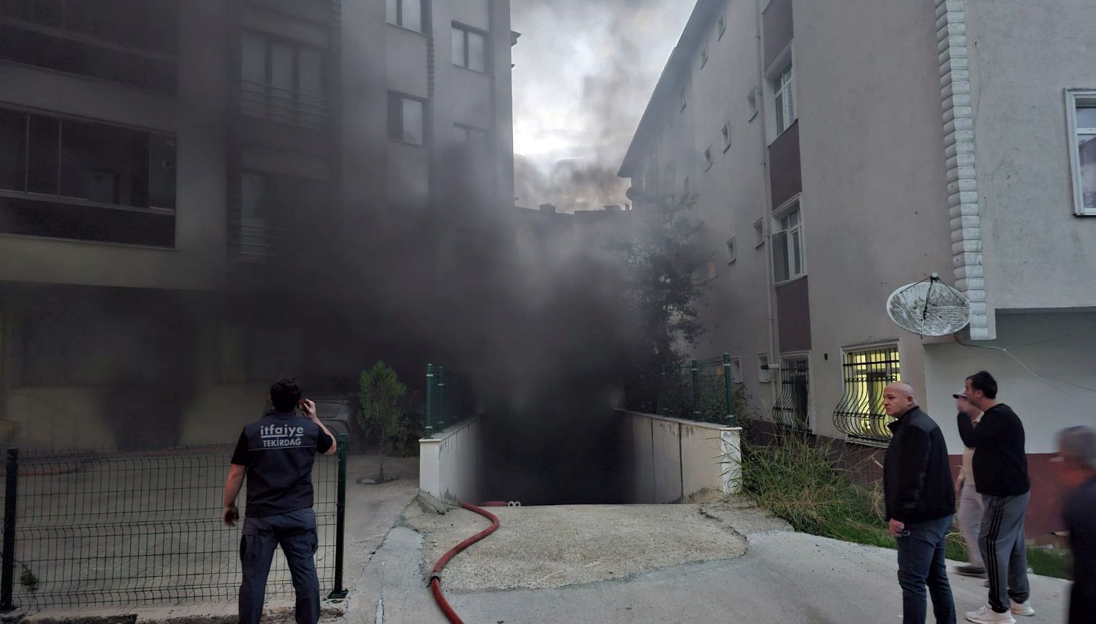 Otomobilde patlama sonrası otoparkta yangın: 9 kişi tahliye edildi