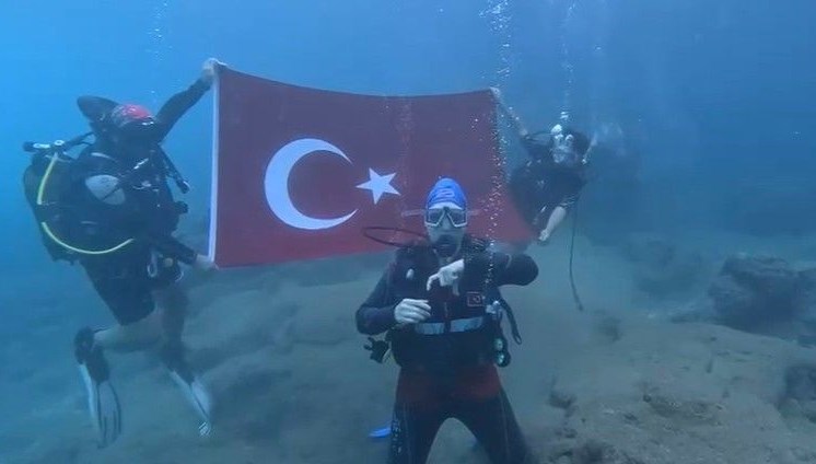 Su altında işaret diliyle İstiklal Marşı okudular