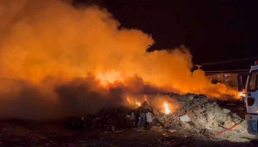 Tekirdağ’da hurdalık yangını panik yarattı