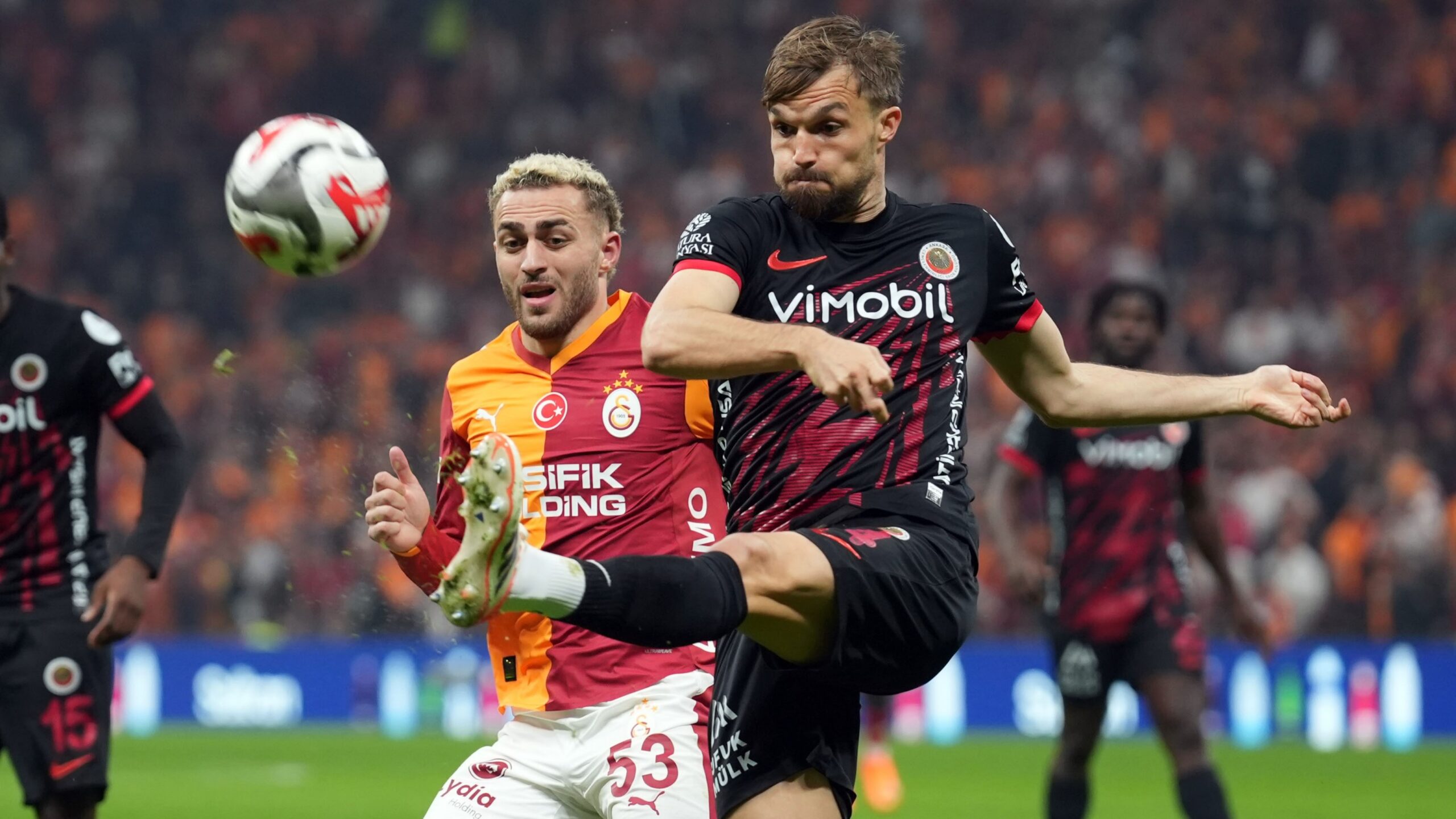 Galatasaray derbi öncesi 3 puanı 3 golle aldı
