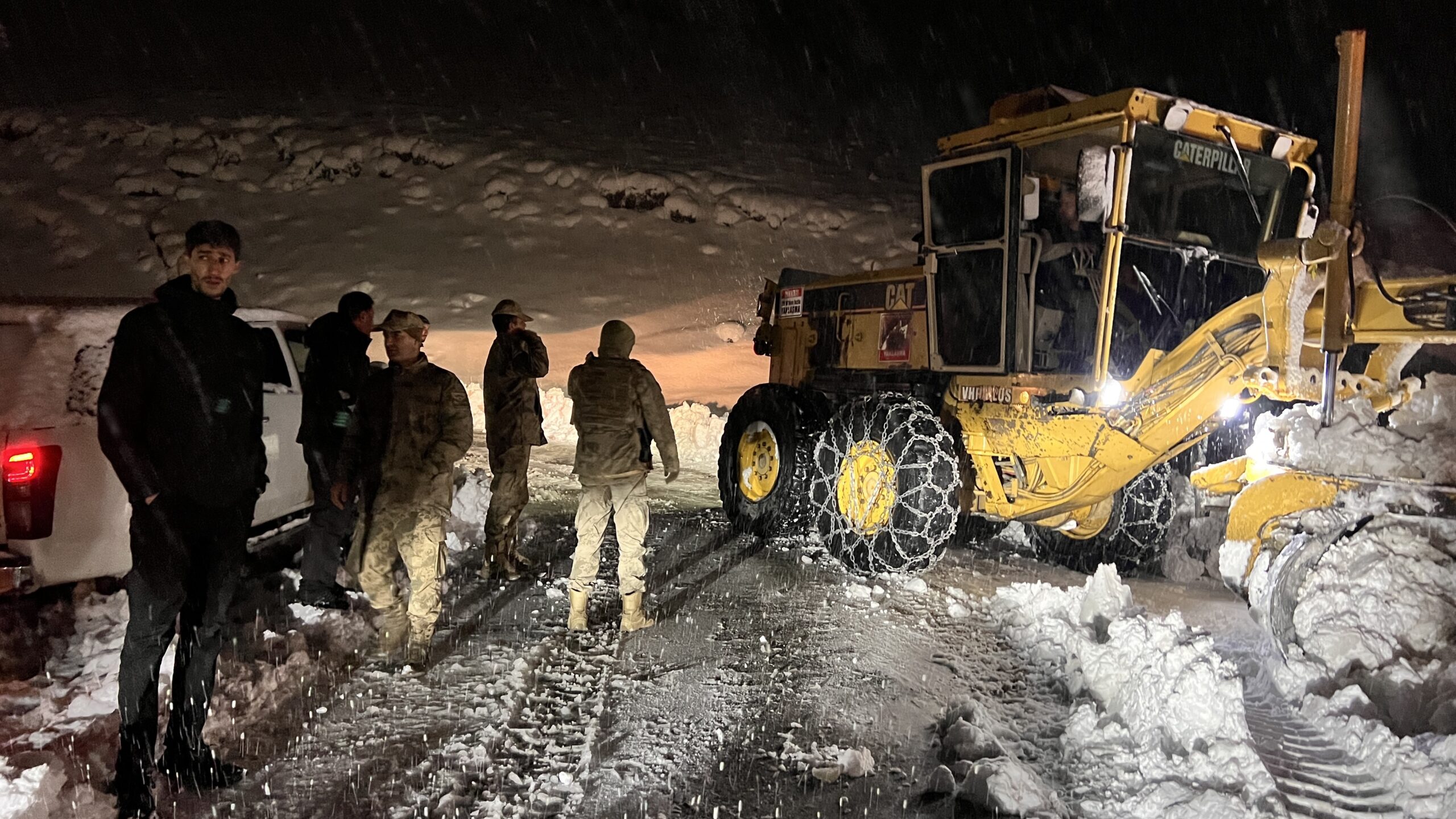 Hakkari’de kar yolları kapattı: Mahsur kalan 7 araç ve 30 kurtarıldı