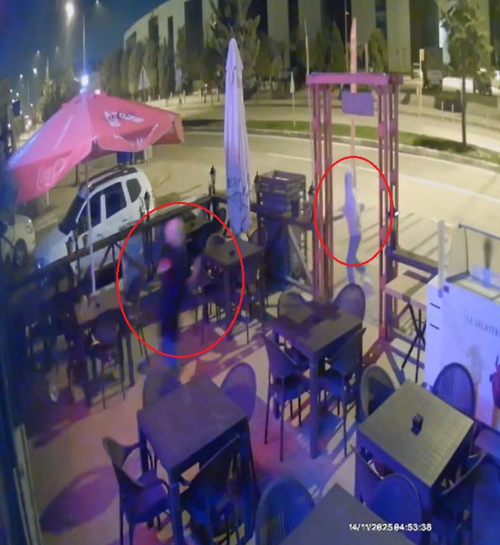 Hırsıza pusu kurup gelince sopayla kovaladı