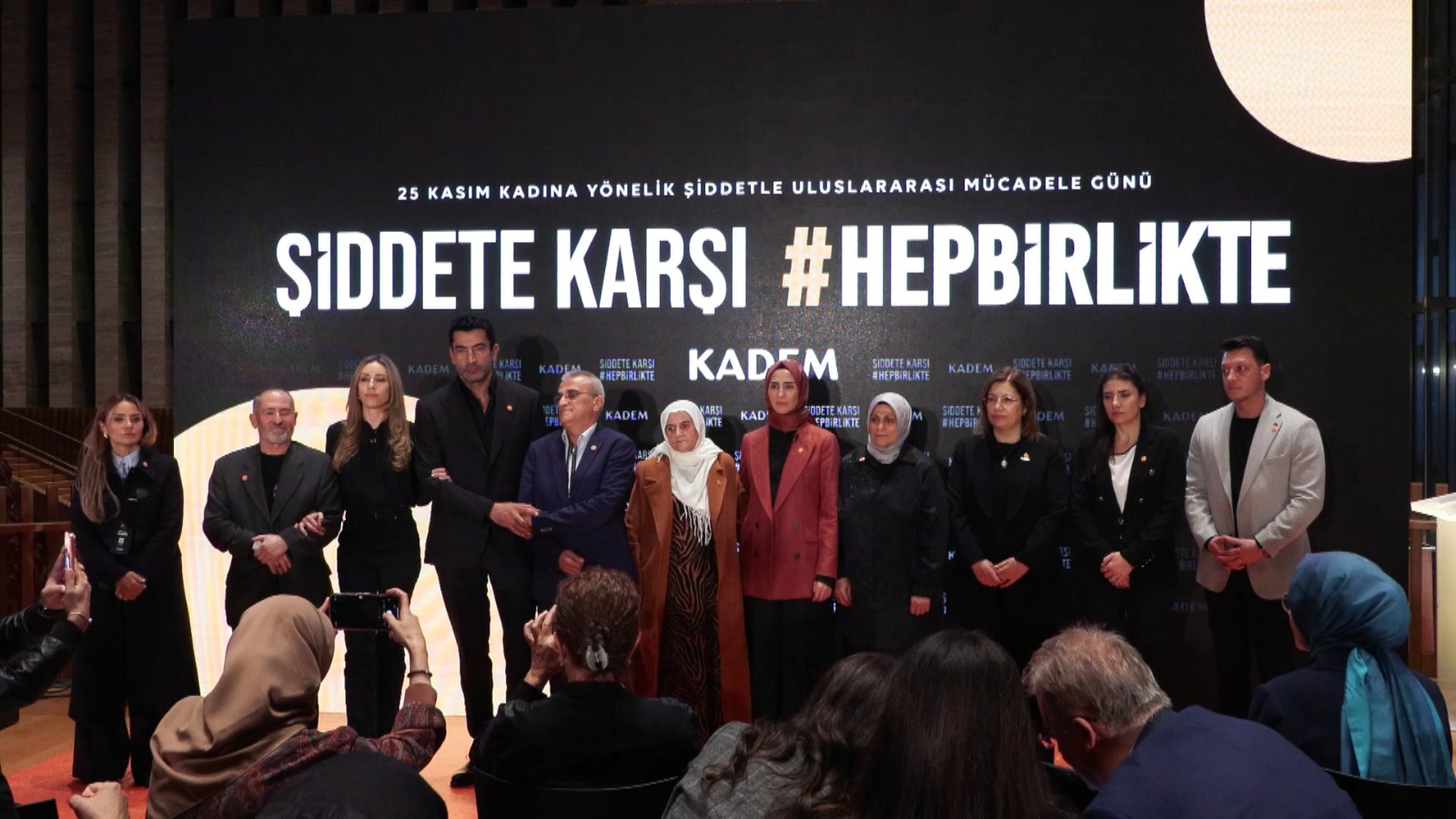 KADEM’in yeni kampanyasının yüzü Kenan İmirzalıoğlu oldu