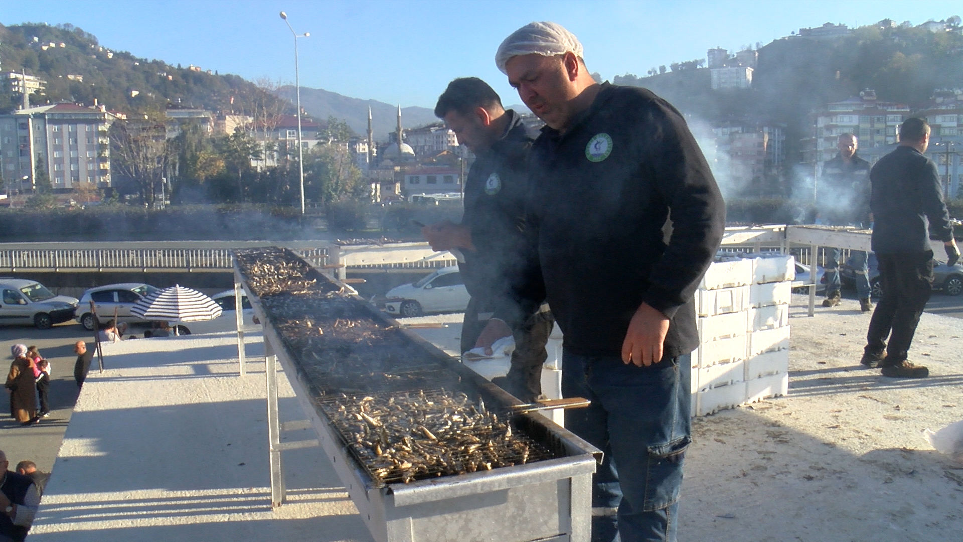 Rize’deki festivalde 2 ton hamsi 2 saatte tüketildi