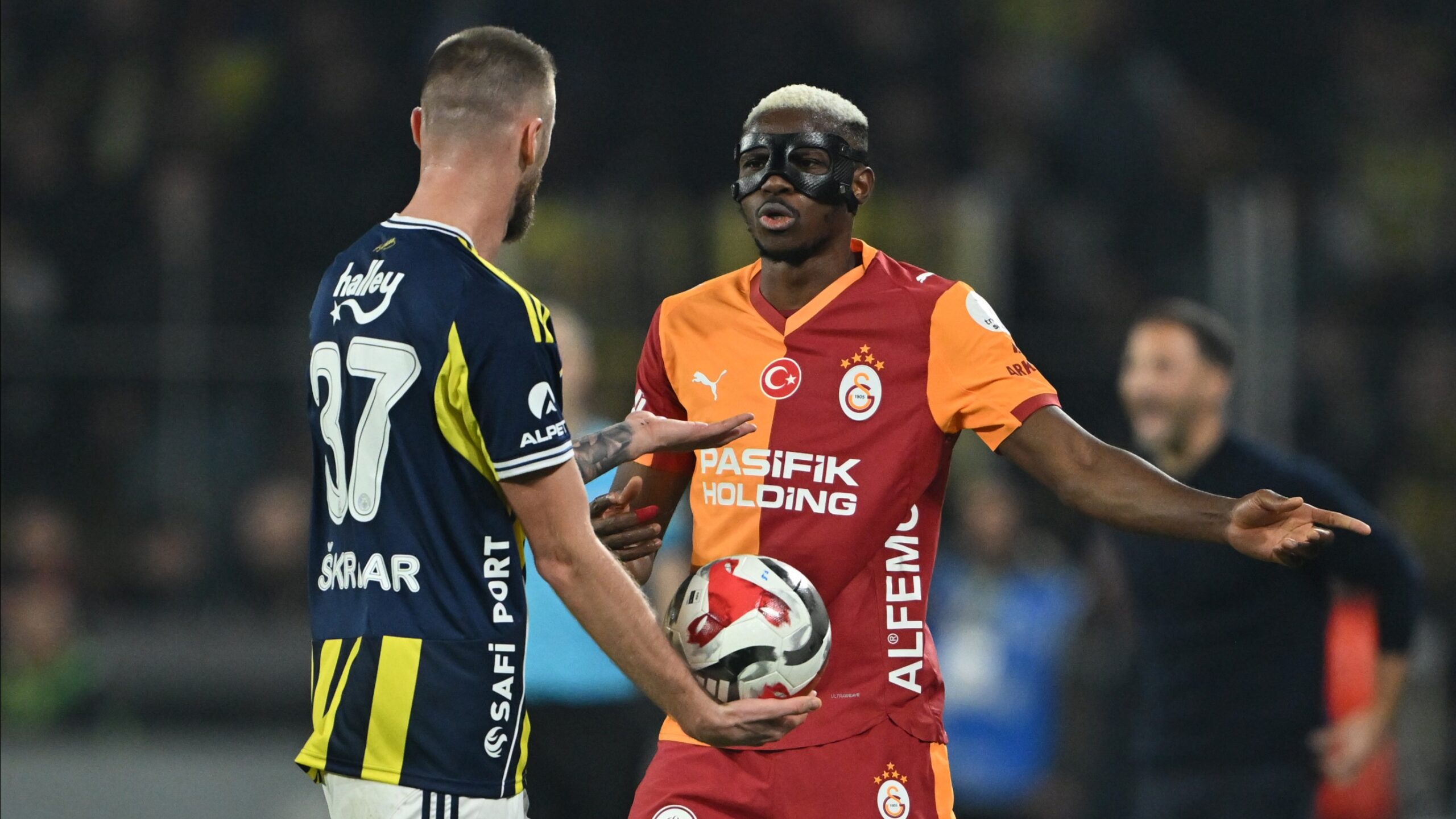 Dev derbide puanlar paylaşıldı, 2 gol ve kart yağmuru