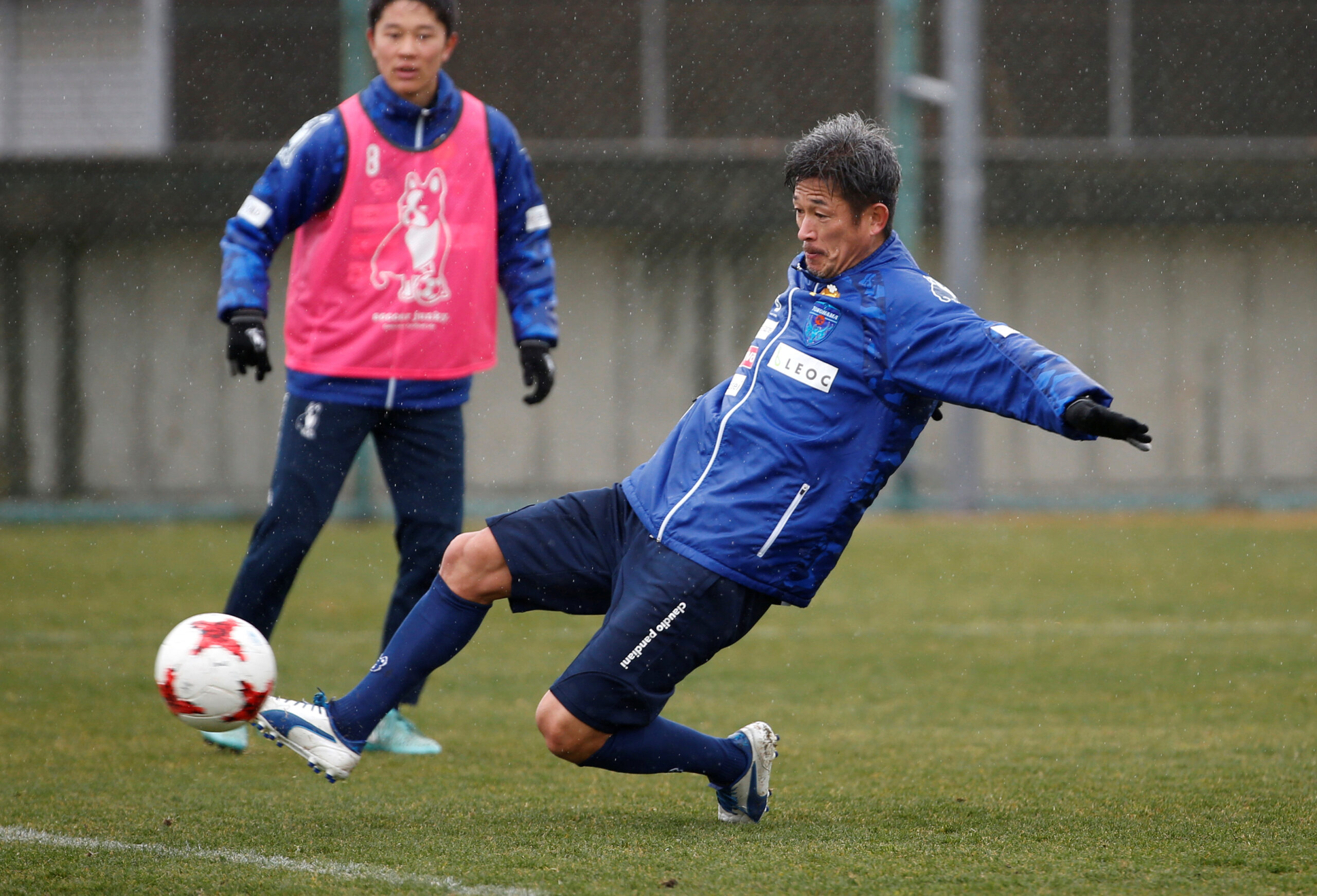 Dünyanın en yaşlı futbolcusu Kral Kazu, 58 yaşında transfer oldu