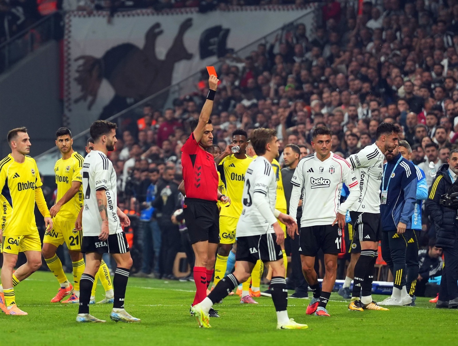 Süper Lig’in kart raporu | Hakemlerden 676 sarı, 38 kırmızı kart, işte en çok kart çıkan takım